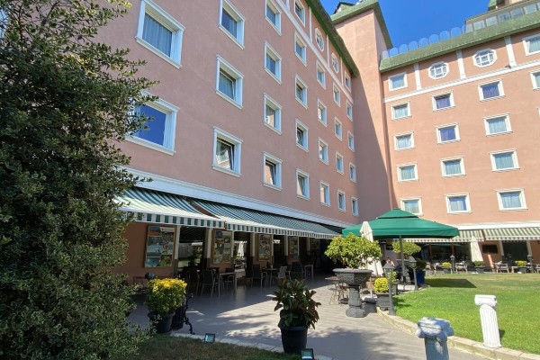 2555 - Merter - Otel - Teras - Toplanti Salonu