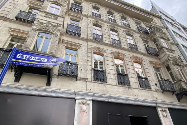 1008 - Beyoğlu - Sergi - Salonu